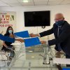 Intercambiando los convenios firmados